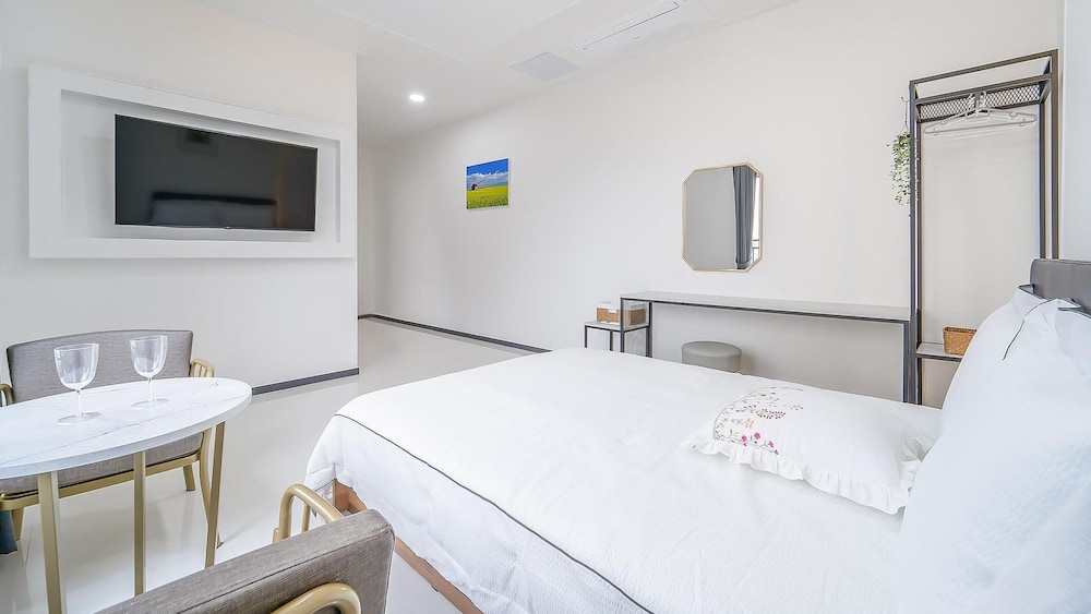 Basic Room, 1 Bedroom (201 (River view)) - Photo 4