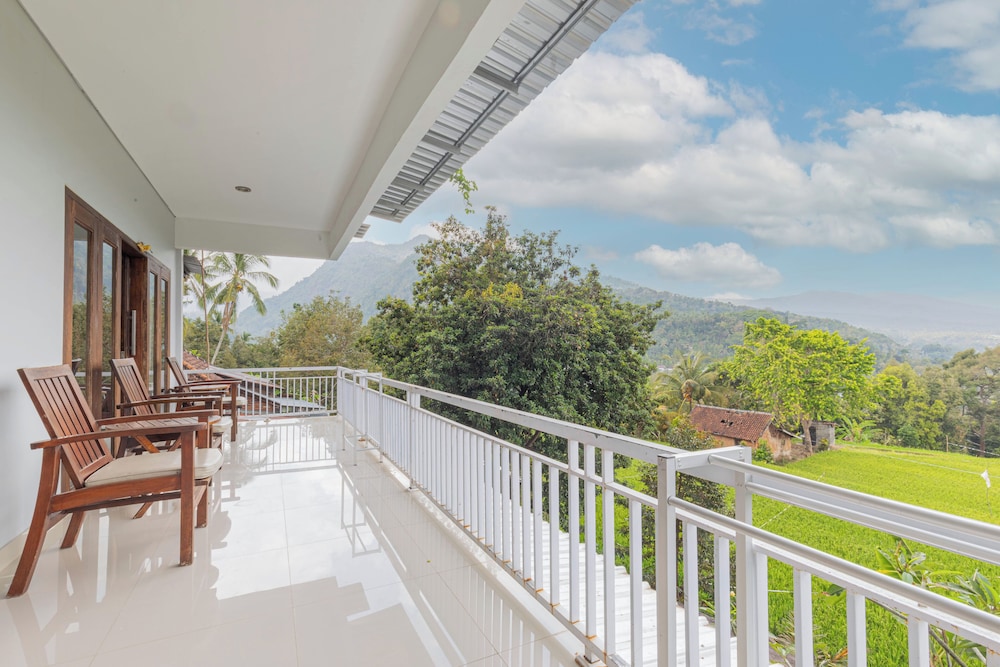 Deluxe Room, 1 King Bed, Hill View photo 3