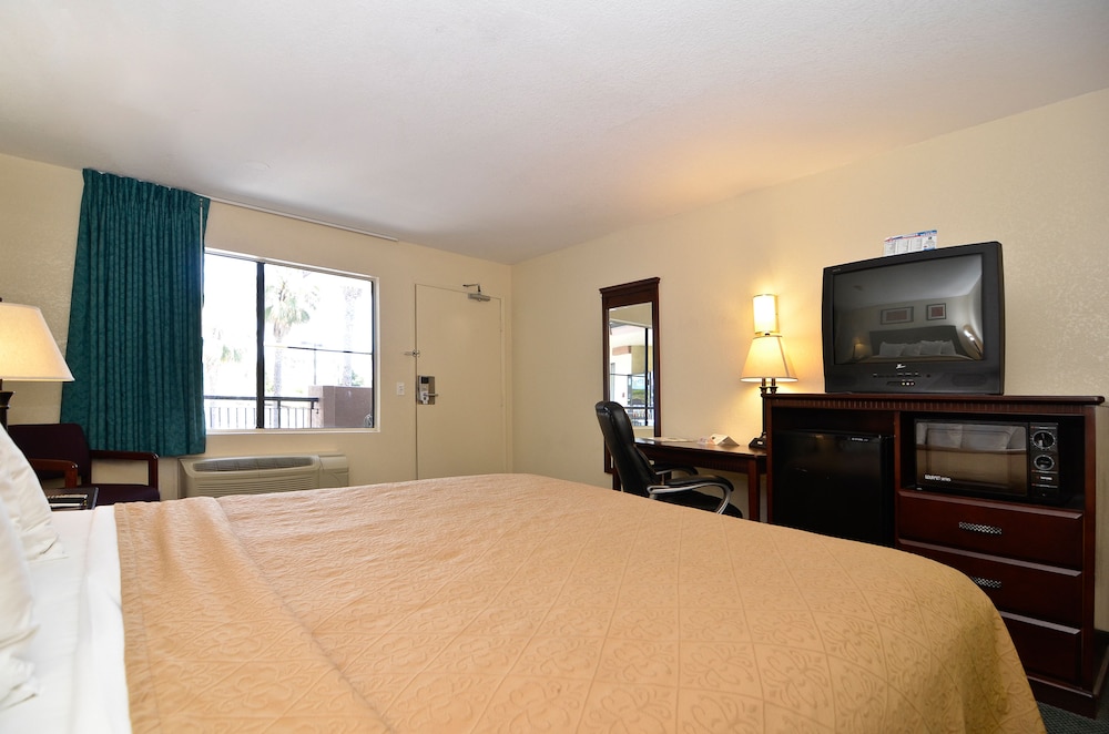 Standard Room, 1 King Bed, Non Smoking - Photo 12