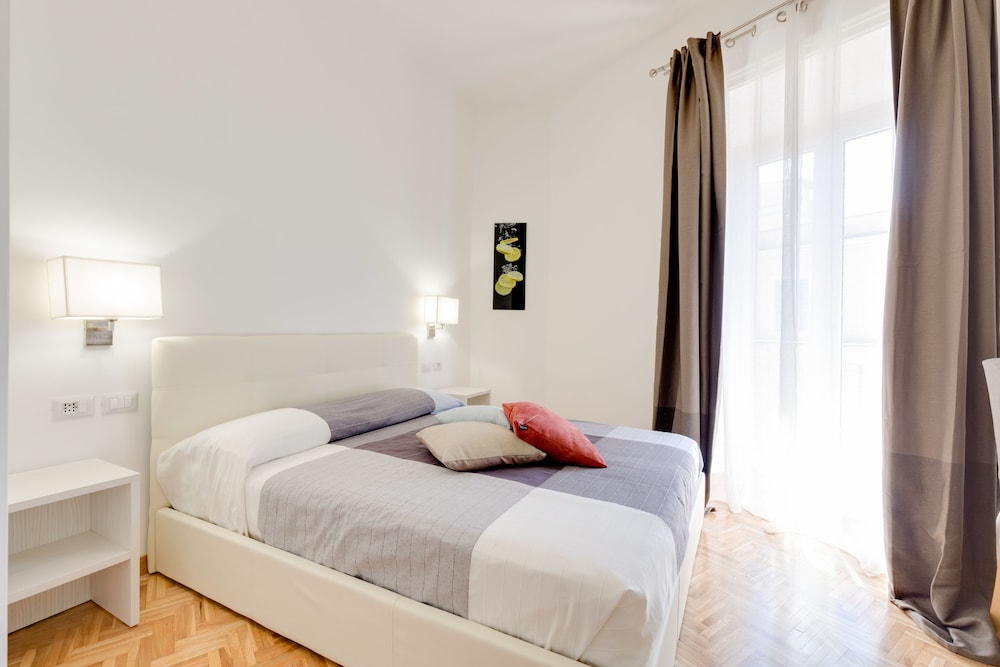 Deluxe Double Room, 1 Queen Bed, Balcony, City View photo 2