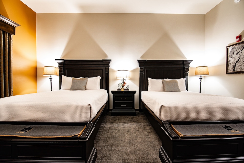 Grand Room, Not Pet Friendly, 2 Queen Beds photo 1