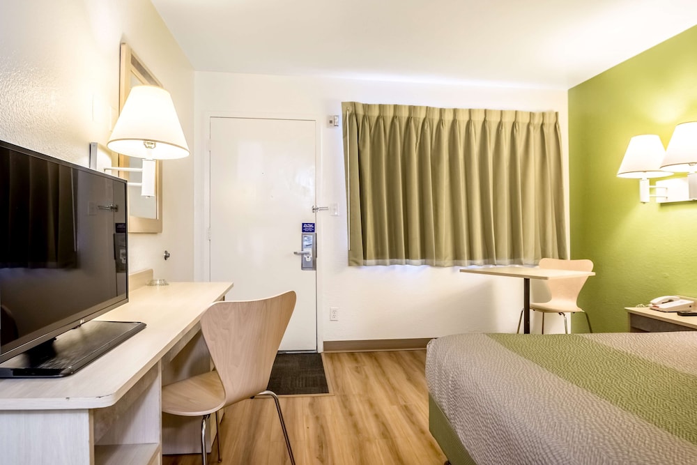 Standard Room, 1 Queen Bed, Non Smoking, Kitchenette photo 3
