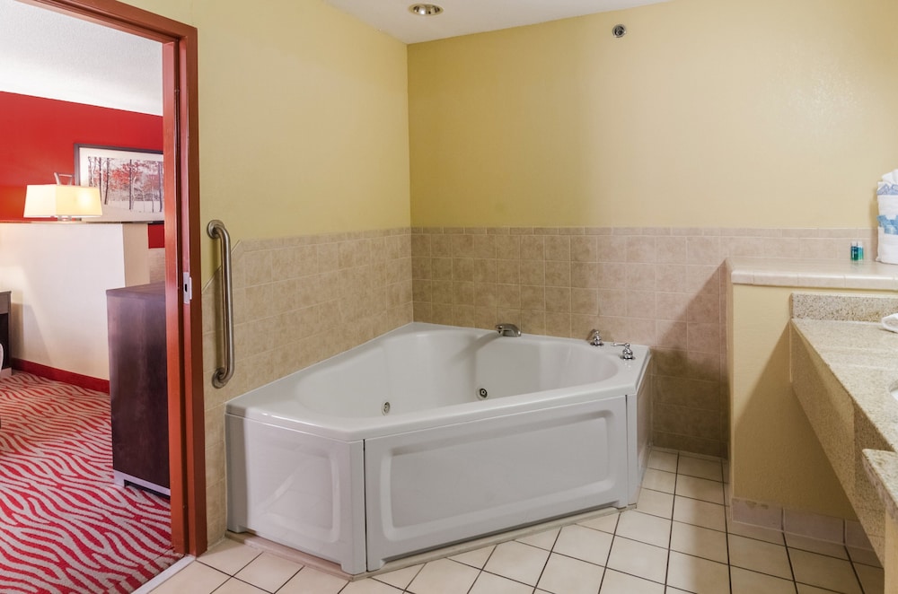 Suite, 1 King Bed with Sofa bed, Jetted Tub - Photo 2