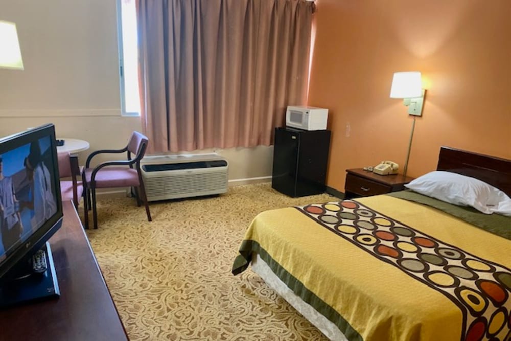 Room, 1 Queen Bed, Non Smoking - Photo 4