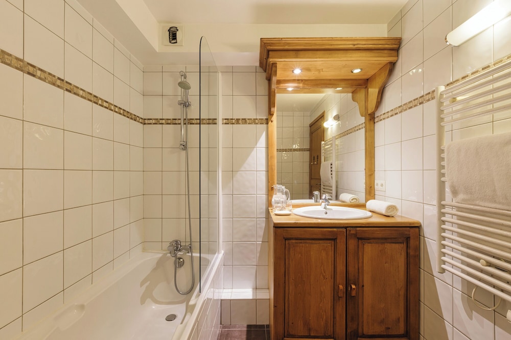 Family Apartment, Multiple Bedrooms (Vallorcine Loriaz 13 ski in / ski out) Family Apartment, Multiple Bedrooms (Vallorcine Loriaz 13 ski in / ski out)