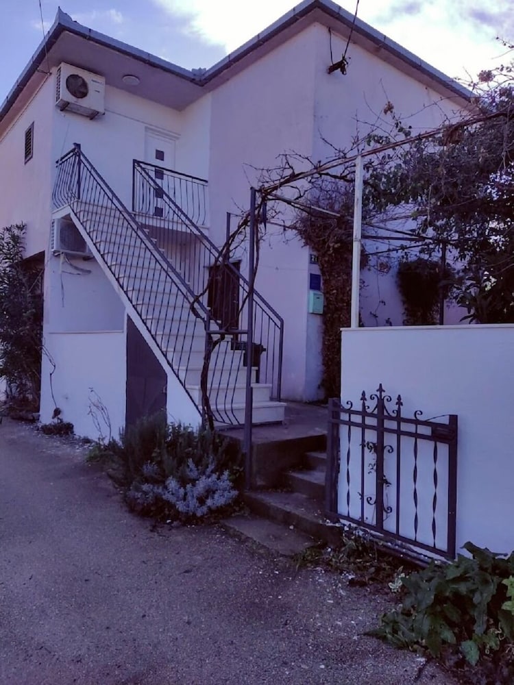 Studio (Rosa - with parking - SA2(3))