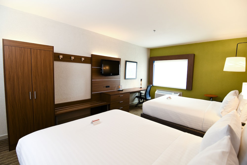 Standard Room, 2 Queen Beds - Photo 6