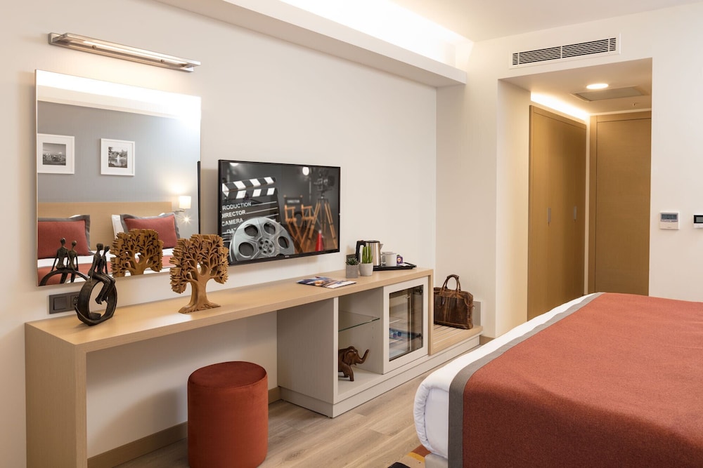 Deluxe Room, 1 King Bed, Non Smoking - Photo 9