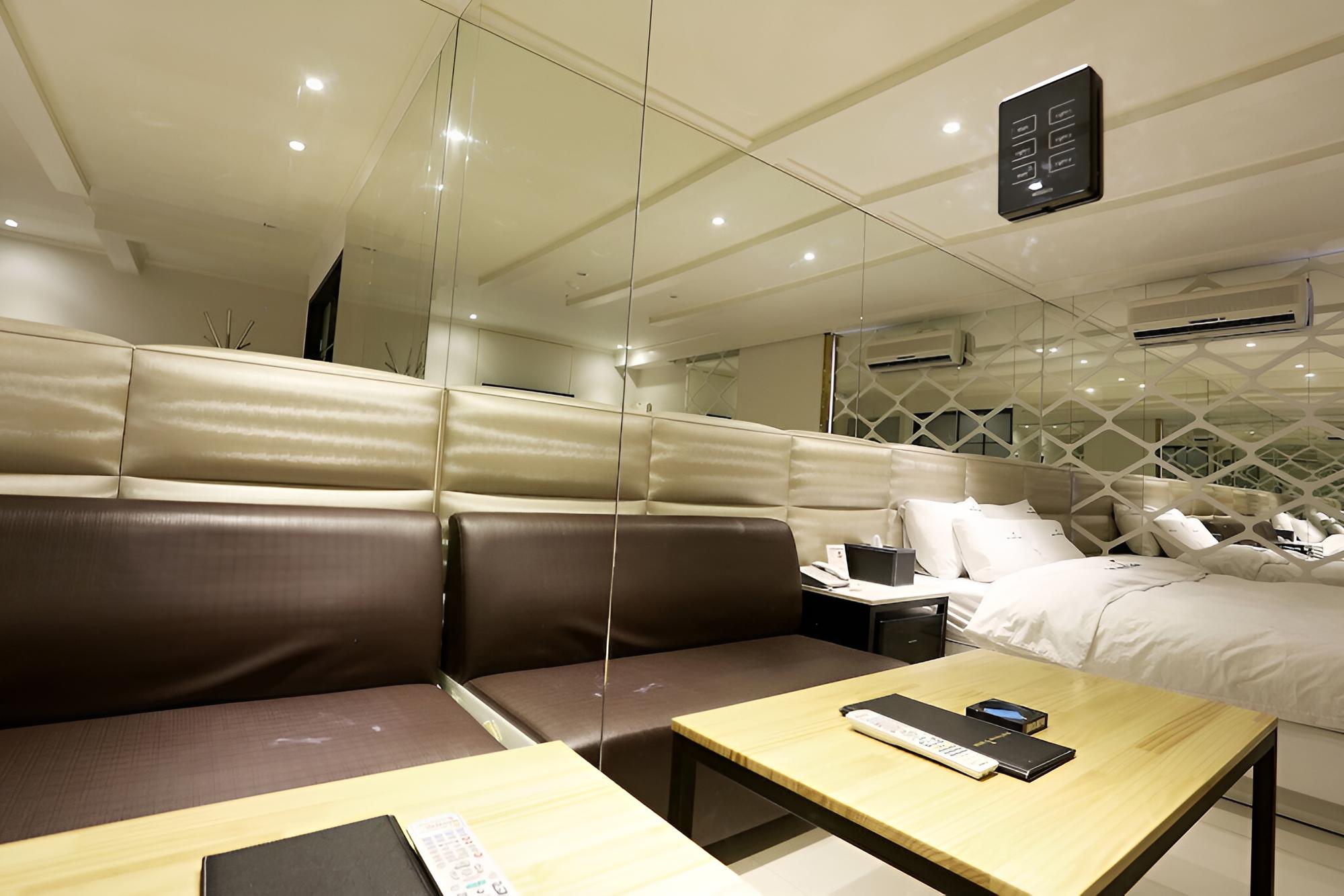 Room (Couple PC (65-inch smart TV + massage) - Photo 4