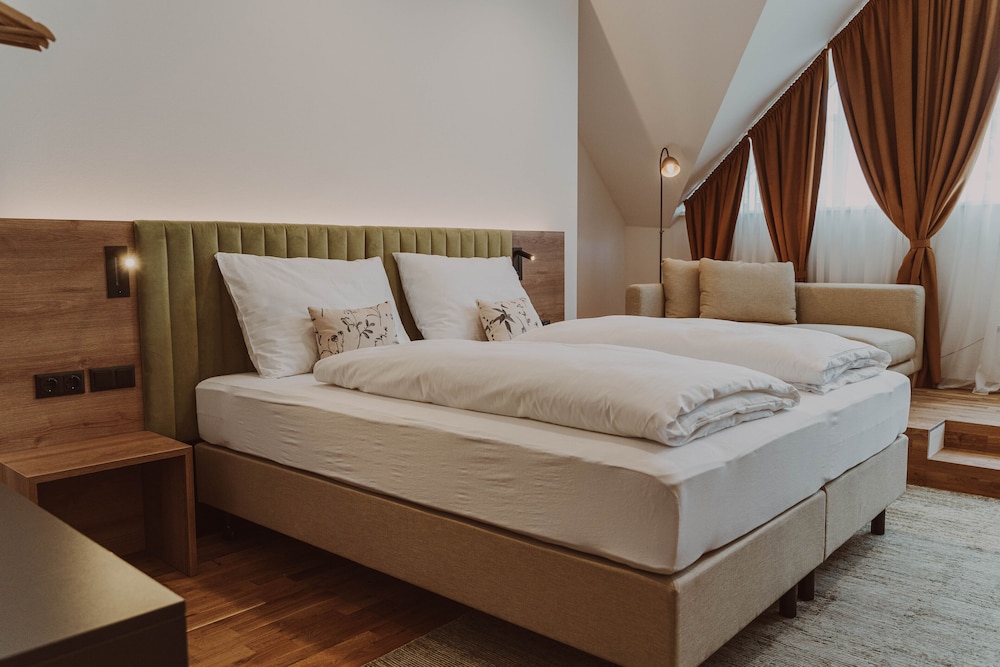 Honeymoon Studio Suite photo 2
