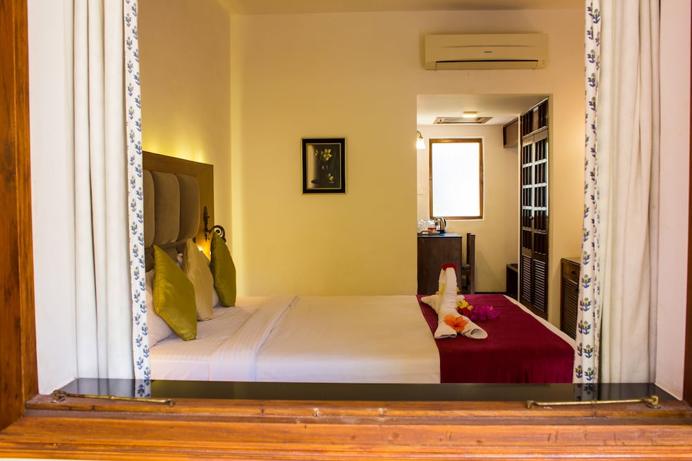 Standard Double Room, 1 King Bed, Non Smoking, Garden View photo 3