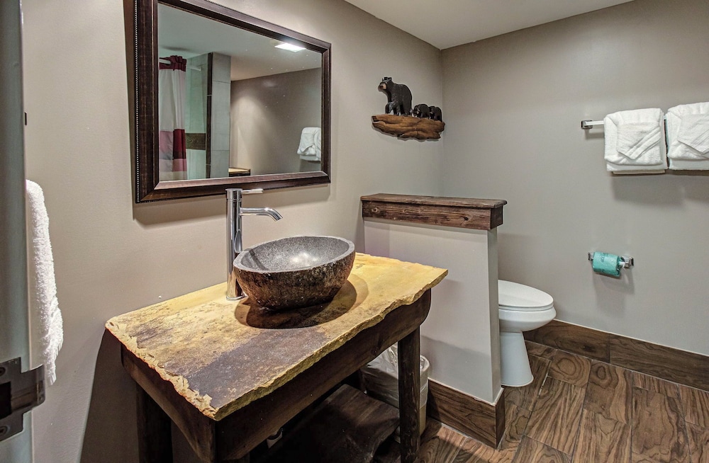 Honeymoon Suite - Photo 9