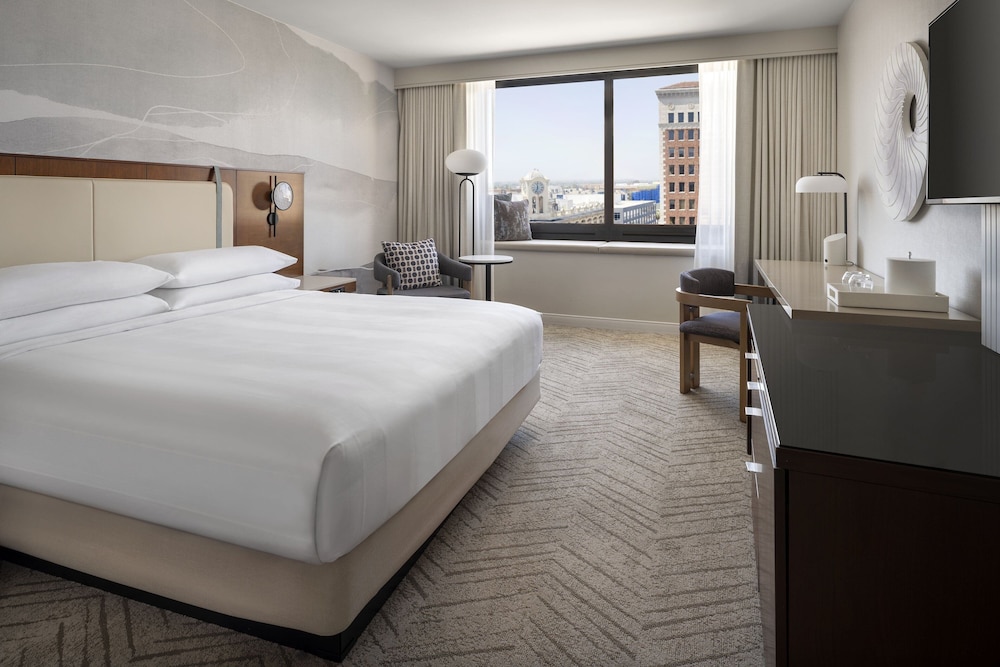Club Room, 1 King Bed, City View - Photo 1