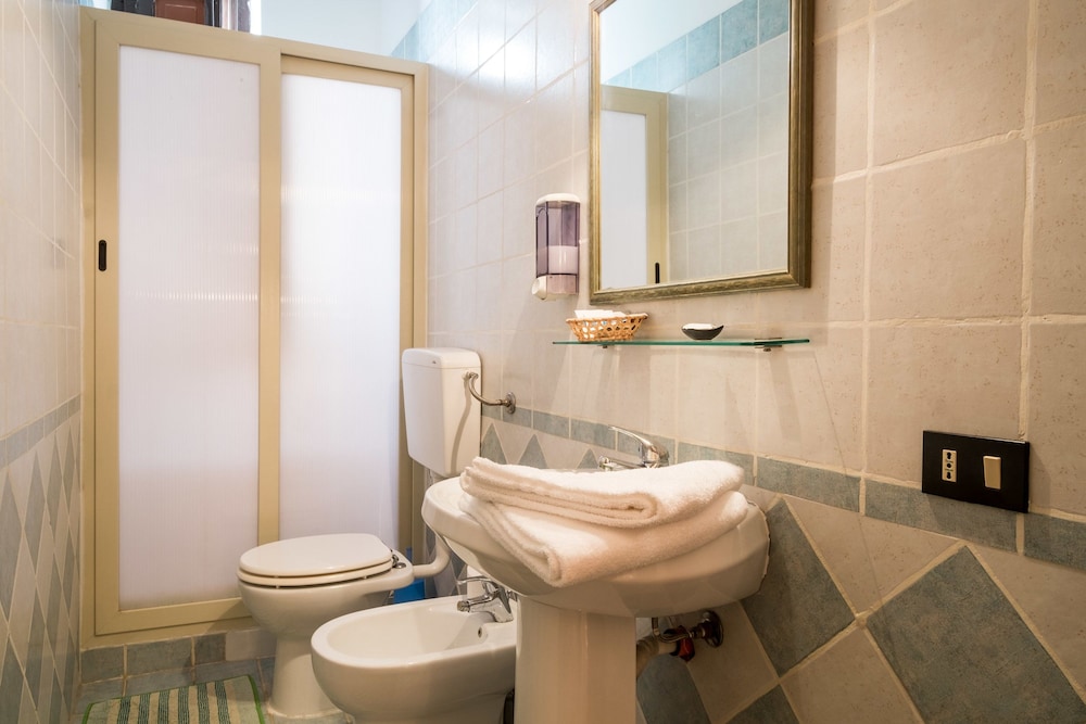 Double Room Single Occupancy with External Bathroom