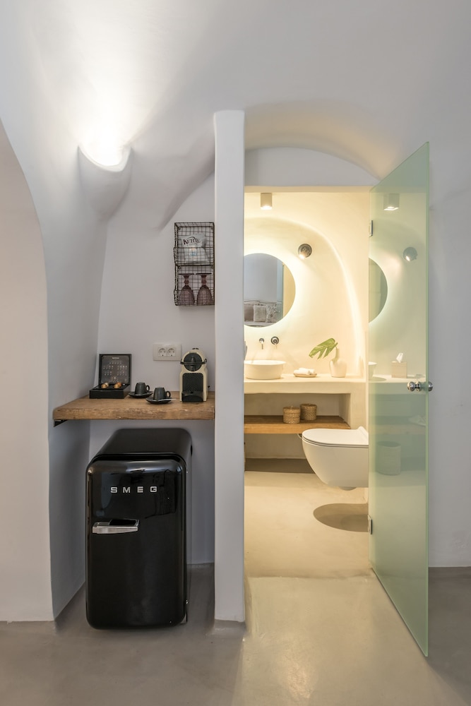 Executive Suite (Cave Heated Jacuzzi) photo 2