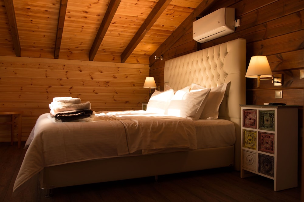 The Woodland Cottage - 2 Bedroom Villa with Sea View, Sauna & Shared Pool