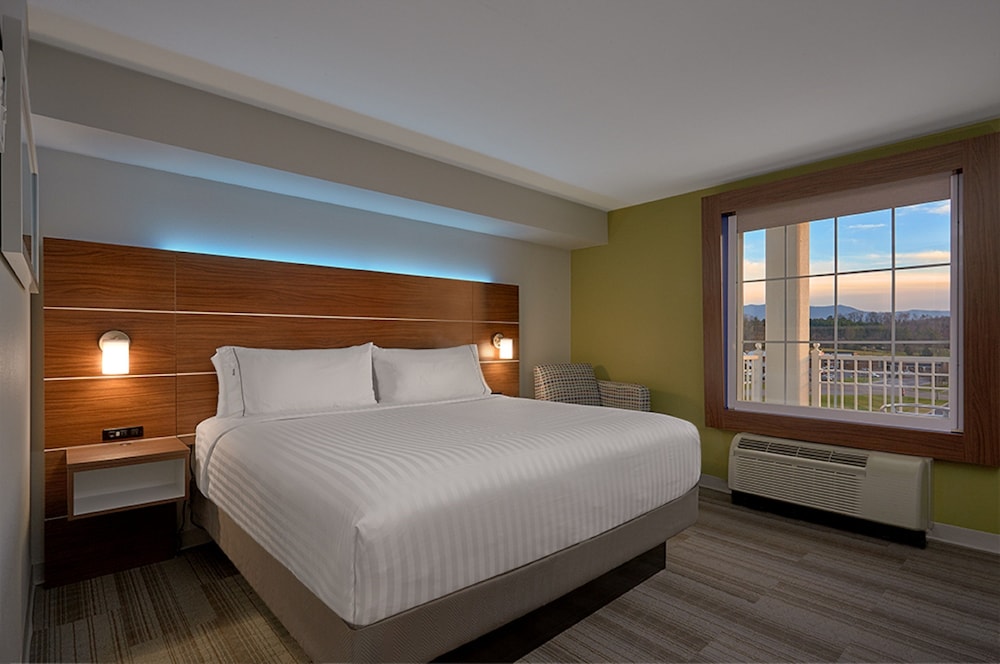Suite, 1 King Bed, Accessible (Comm, Mobil, Accessible Tub) - Photo 5
