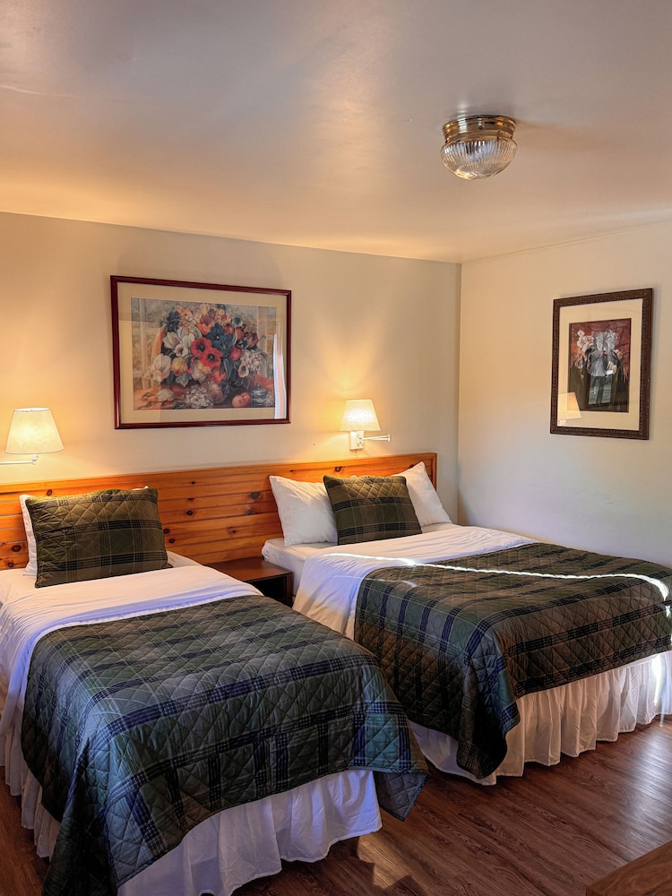 Room, 1 Full and 1 Twin Bed photo 2