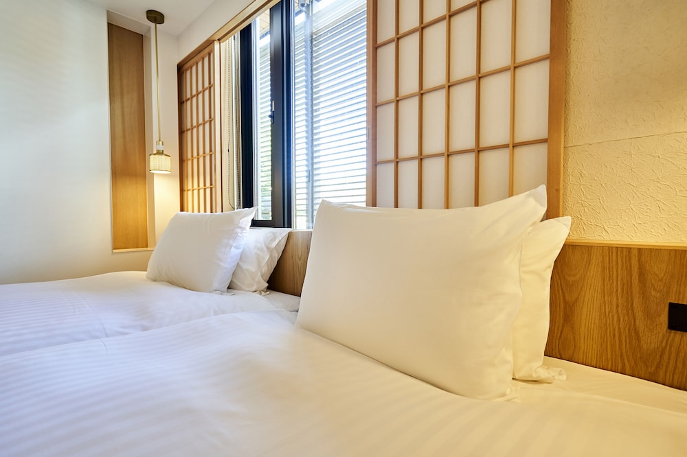 Premium Twin Room, Non Smoking - Photo 6