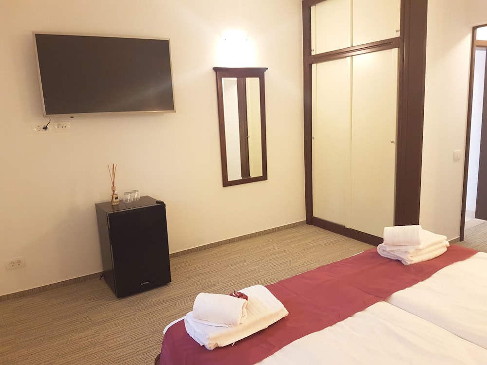 Deluxe Double Room, 1 Queen Bed, Partial Sea View photo 2