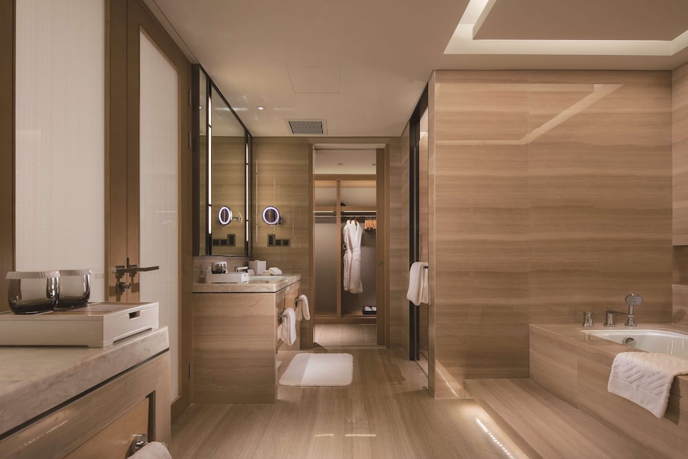 Executive Suite thumbnail 5