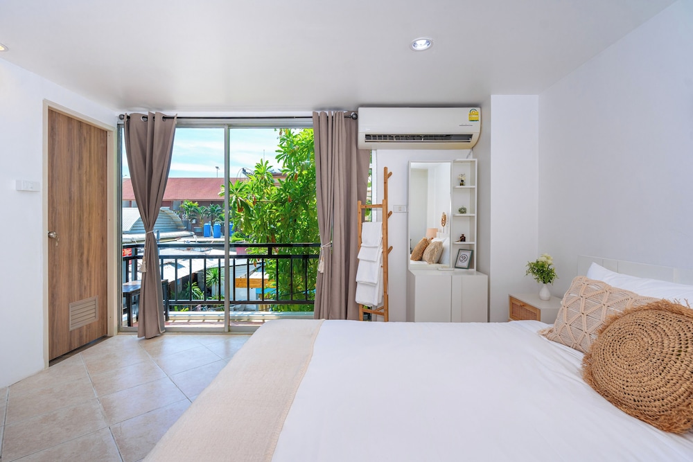 King Room with Balcony - Photo 7