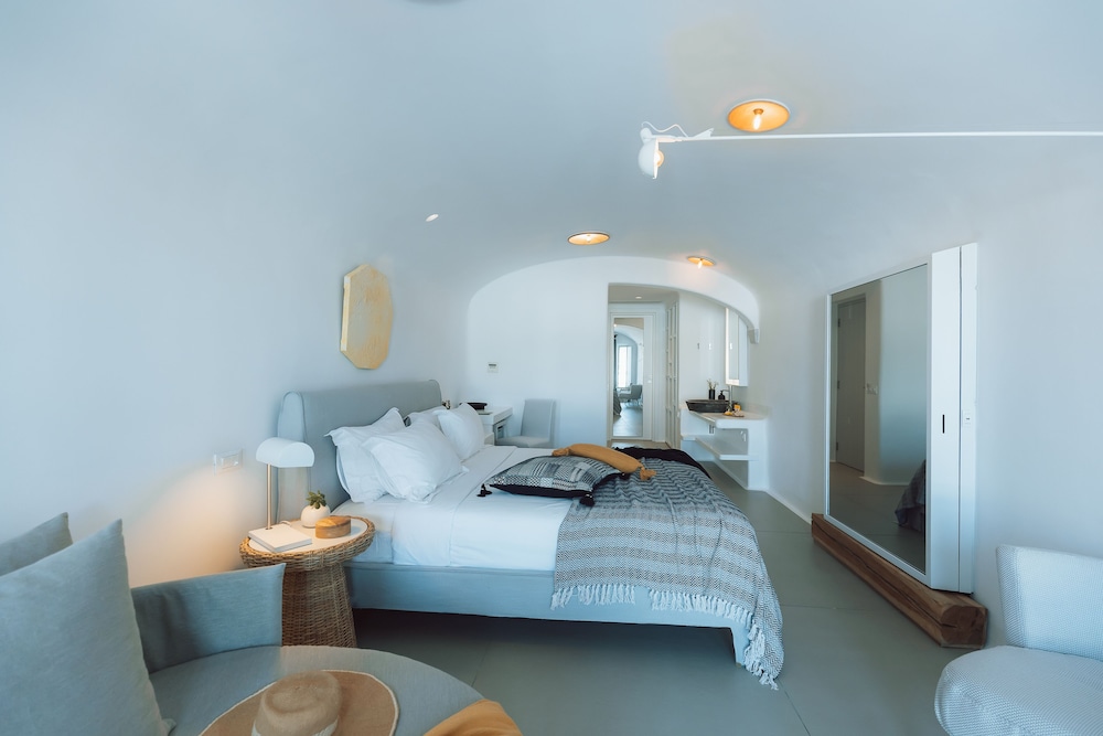 Standard Double Room, 1 King Bed, Partial Sea View photo 3