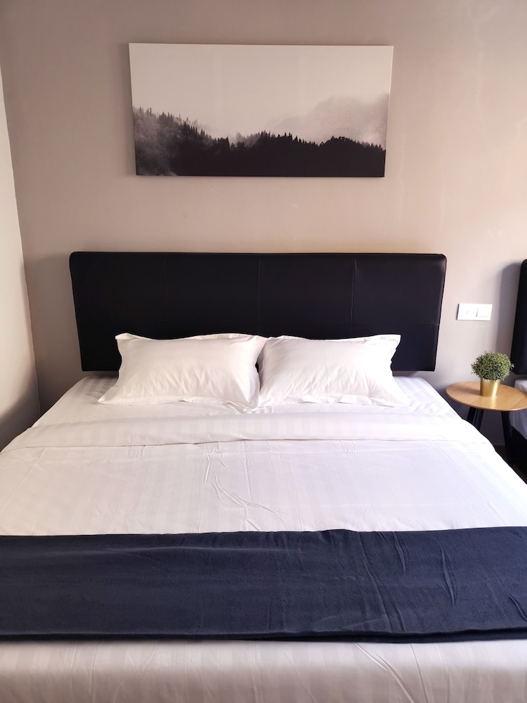 Basic Double Room, 1 King Bed, No Windows - Photo 2