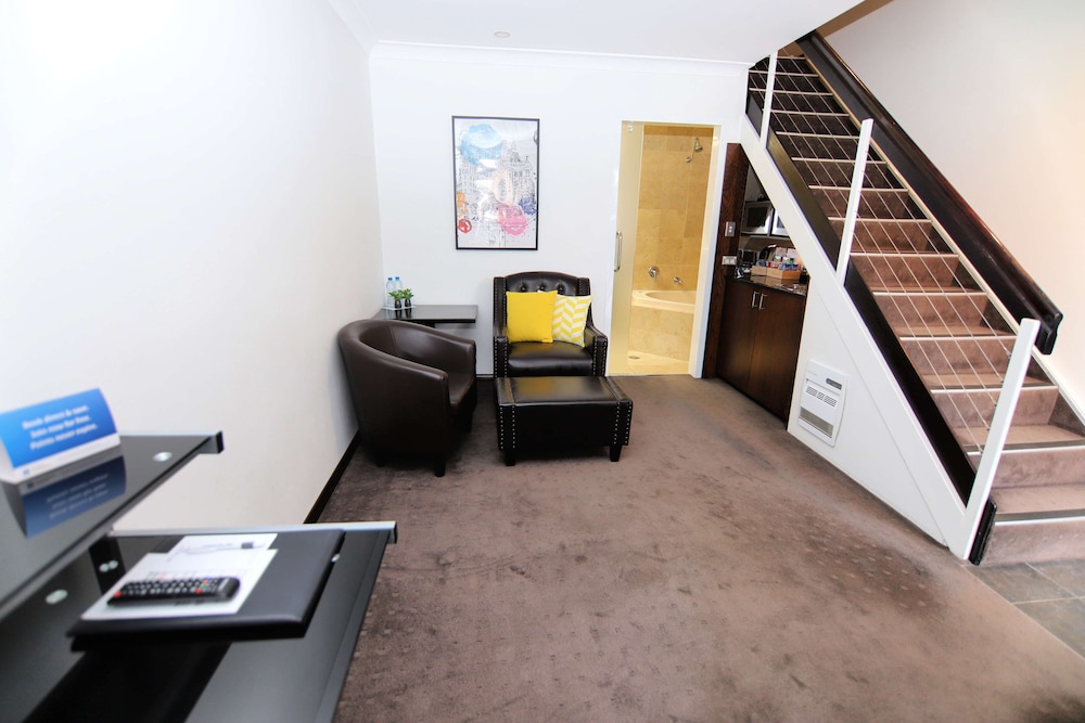 Superior Suite, 1 King Bed, Non Smoking, Jetted Tub (Living Room) photo 2