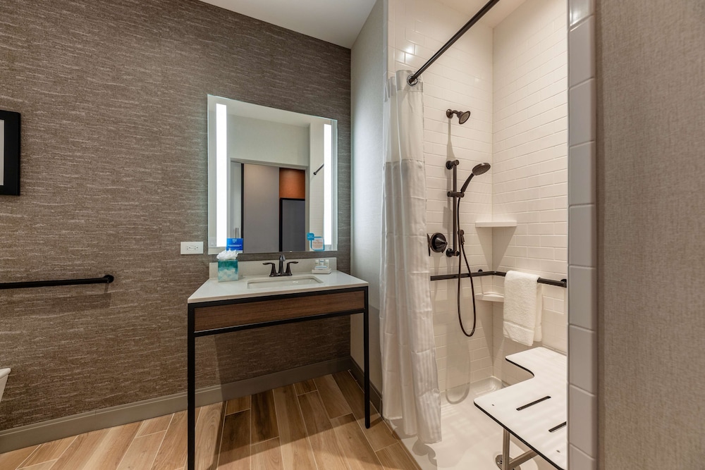 Room, 1 King Bed, Accessible (Mobility/ Hearing W/ 3x3 Shower) - Photo 6