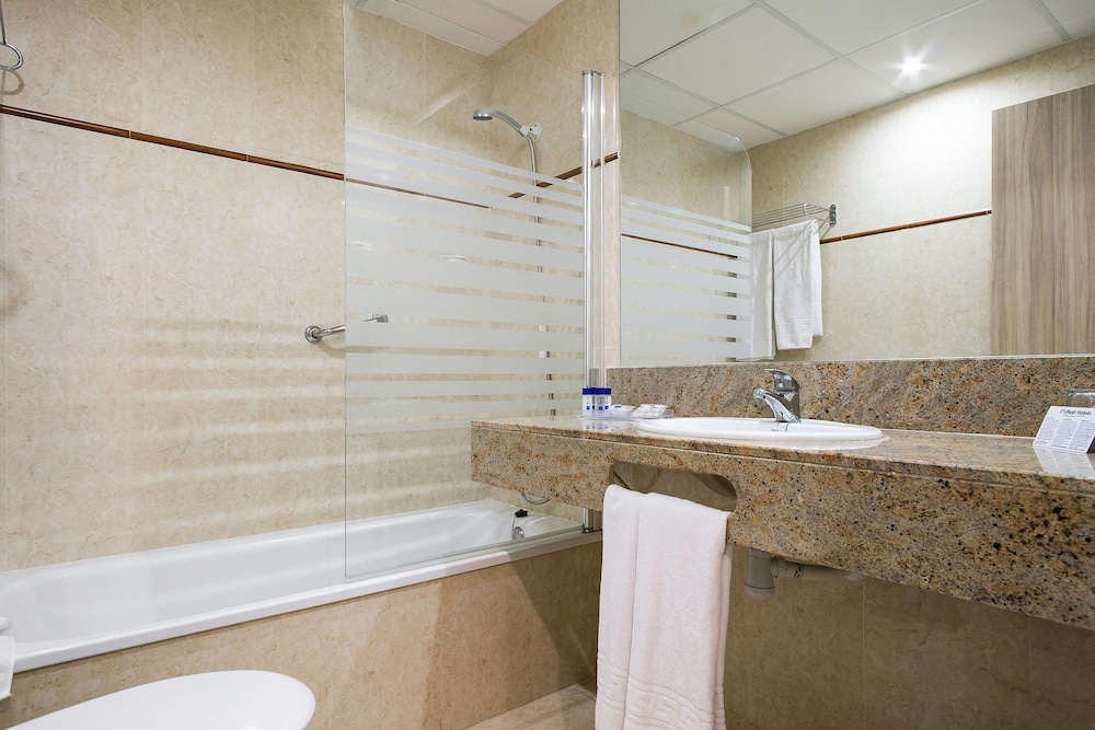 Standard Room (3 Adults) - Photo 5