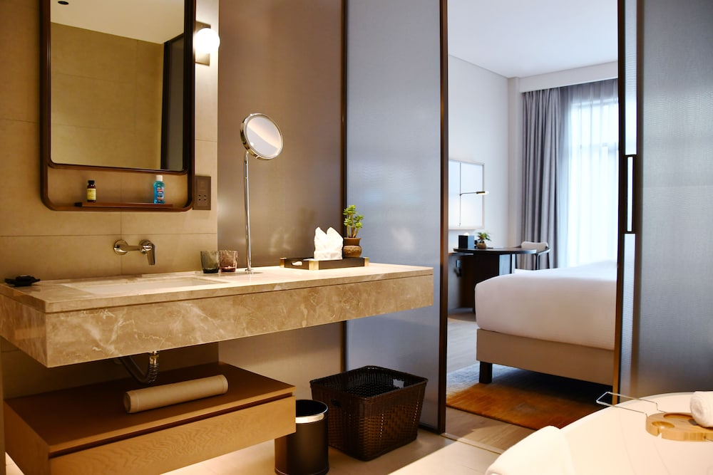 Executive Room, 1 King Bed, Club Lounge Access, Garden View - Photo 5