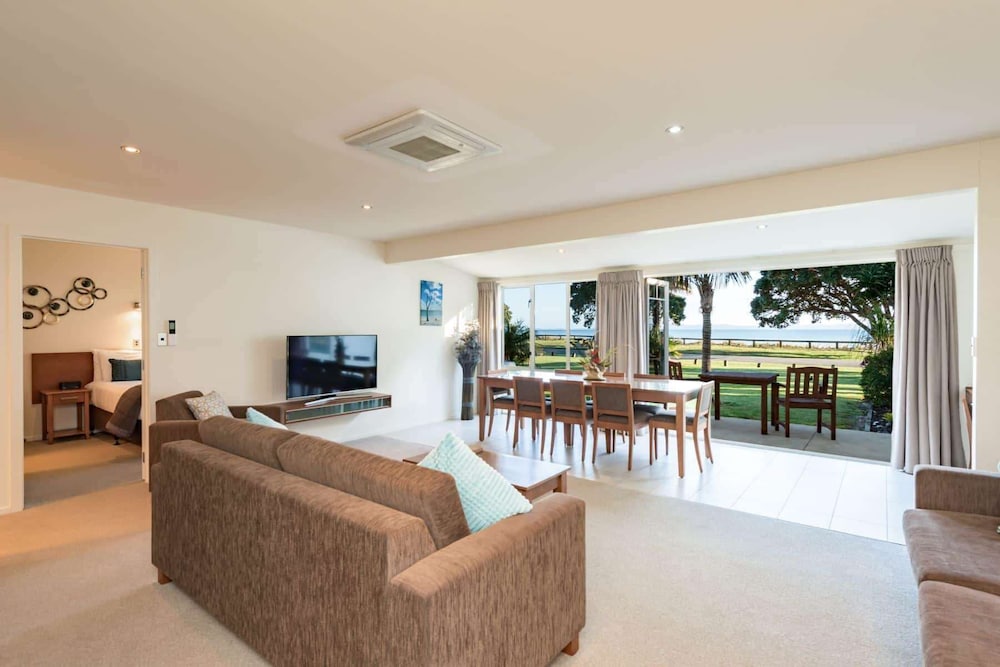 One Bedroom Pacific Suite - Photo 2