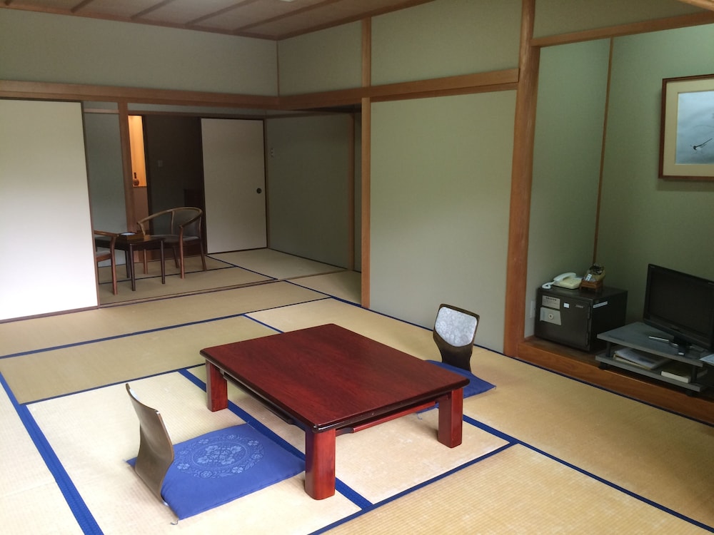 Japanese Style Wide Room, For 5 People, 14 Tatami-Mats, Shared Bathroom, Smoking And Non Smoking photo 2