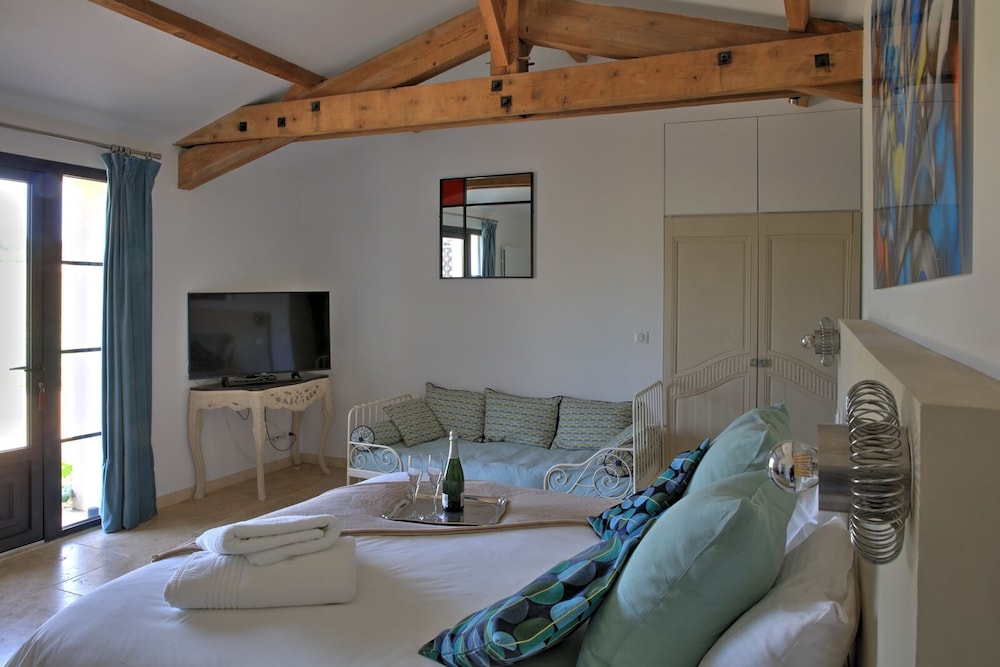 Luxury Triple Room, Vineyard View