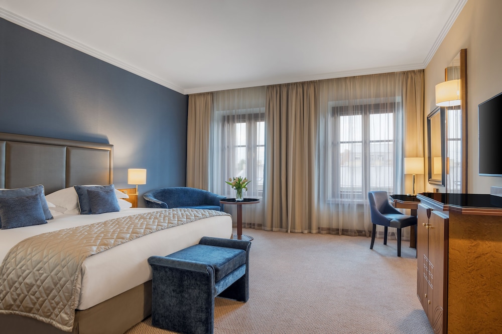 Deluxe Grand King, City or Courtyard View photo 1