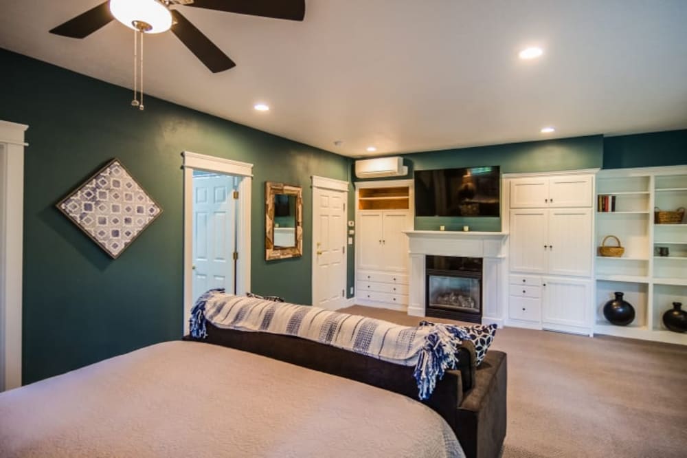 Room, Private Bathroom (Oliver #320)