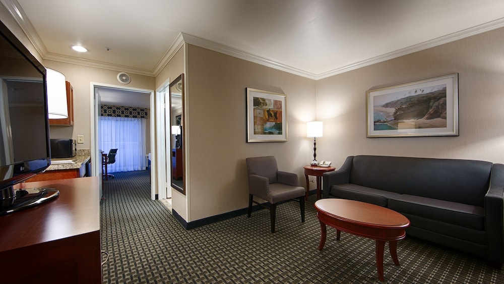 Suite, 2 Queen Beds, Non Smoking, Balcony (with Sofabed) - Photo 2