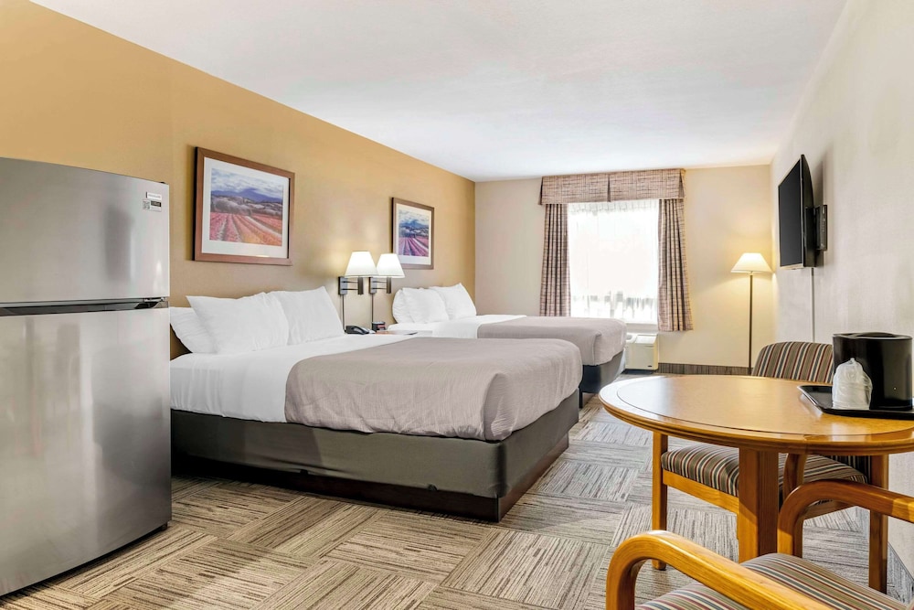 Room, 2 Queen Beds, Non Smoking (Efficiency, Upgrade) - Photo 3