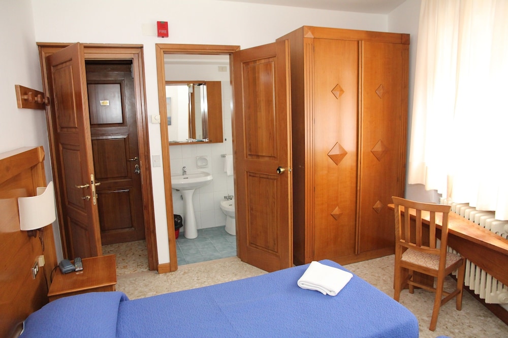 Standard Double Room photo 3
