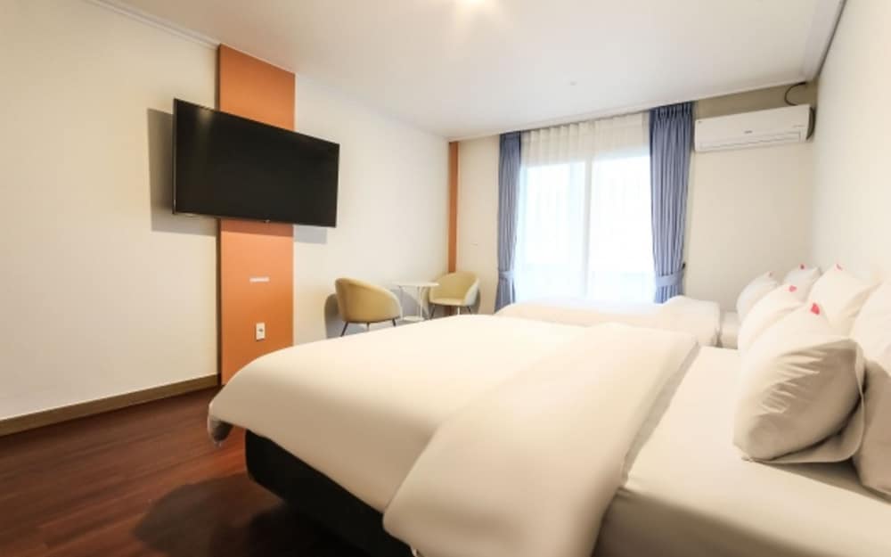 Room (Twin) photo 2