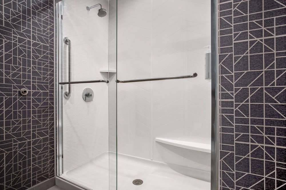 Suite, 1 Bedroom, Accessible (Hearing) - Photo 5