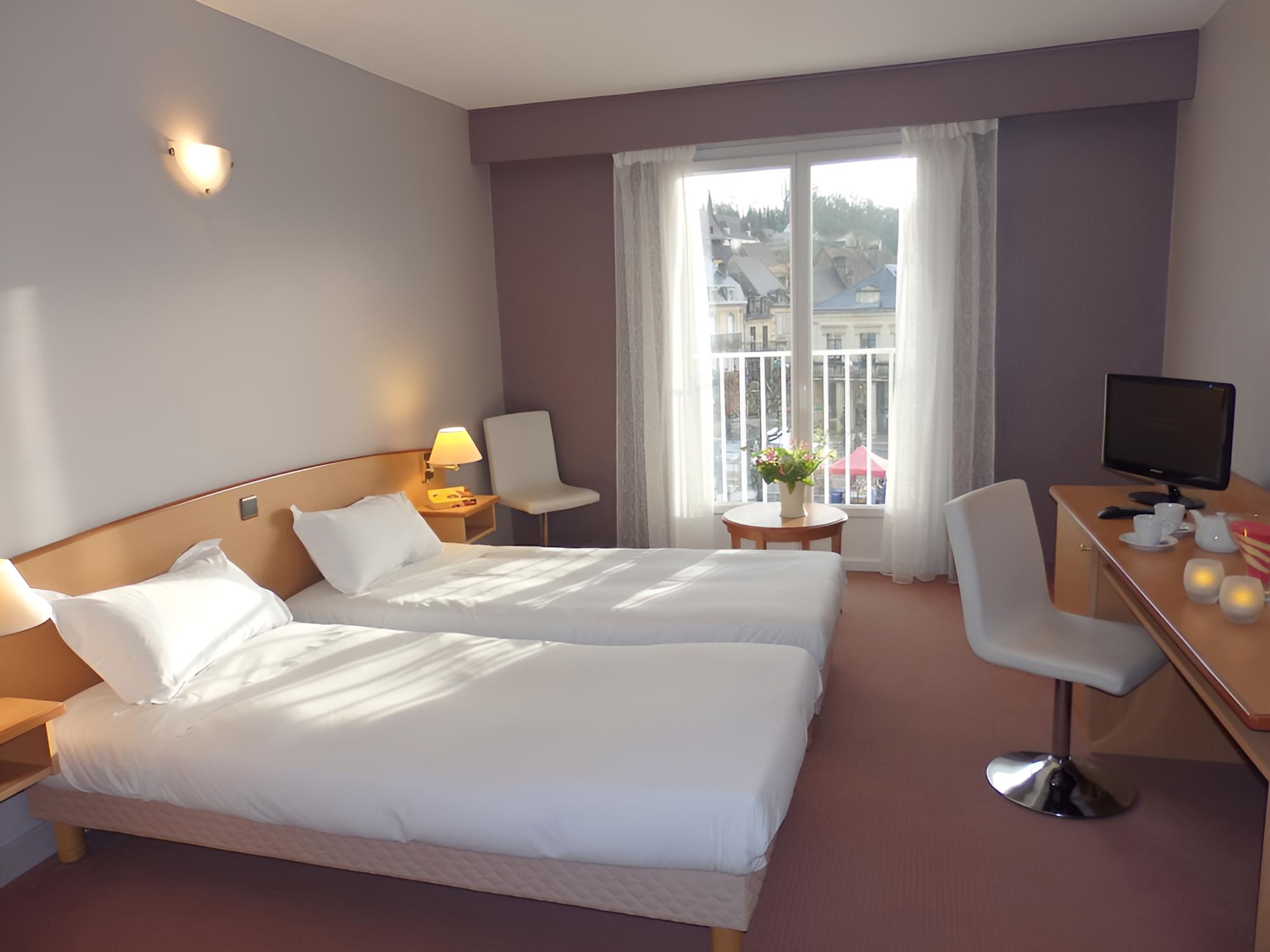 Twin Room (vue place) photo 1