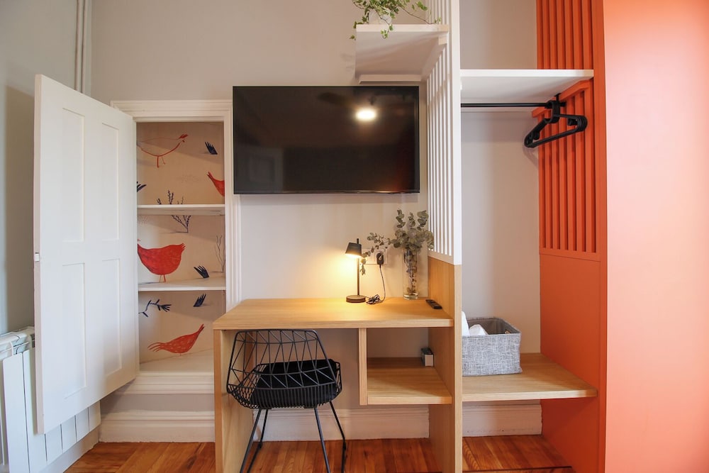 City Room photo 3