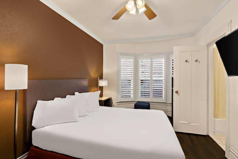Standard Room, 1 Queen Bed, Non Smoking, Refrigerator & Microwave (Larger Room) - Photo 2