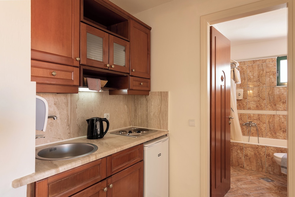 One Bedroom Apartment, Inland View photo 3