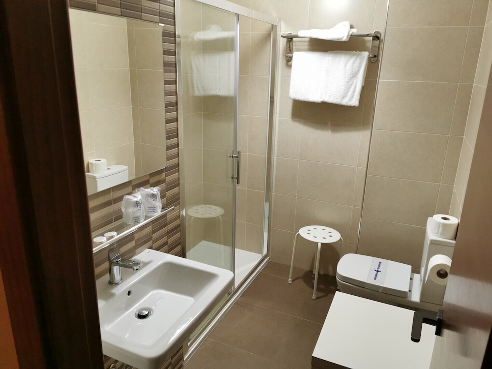 Standard Double Room - Photo 8