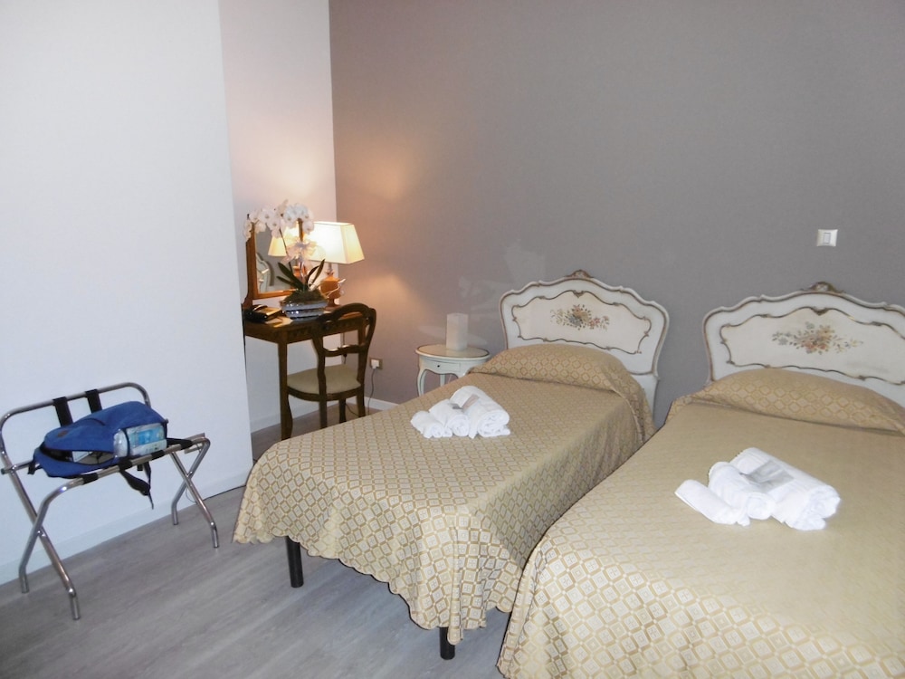Senior Double or Twin Room NO A/C photo 2