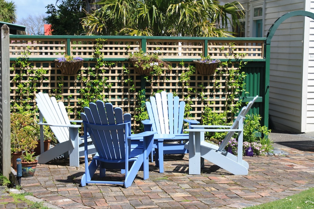 Studio, 1 Queen Bed, Courtyard Area thumbnail 5