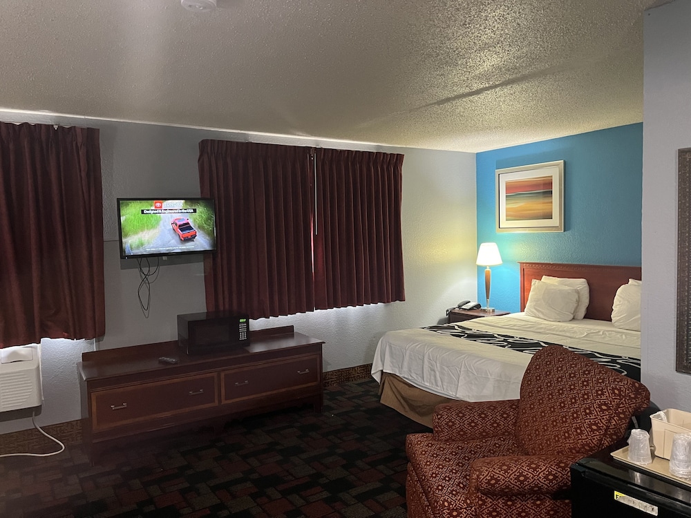 Standard Room, 1 King Bed, Non Smoking - Photo 4